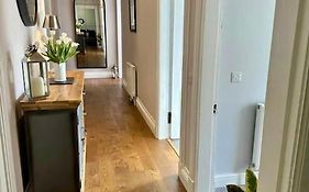 Beautiful Spacious Apartment In Town Centre
